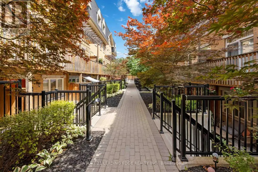 Townhouse at 121 - 380 HOPEWELL AVENUE, Toronto