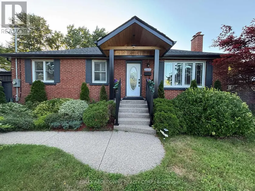 Detached at 2105 MAPLEWOOD DRIVE, Burlington