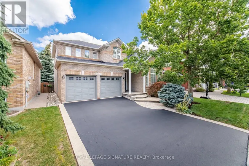 Detached at 2215 LAPSLEY CRESCENT, Oakville