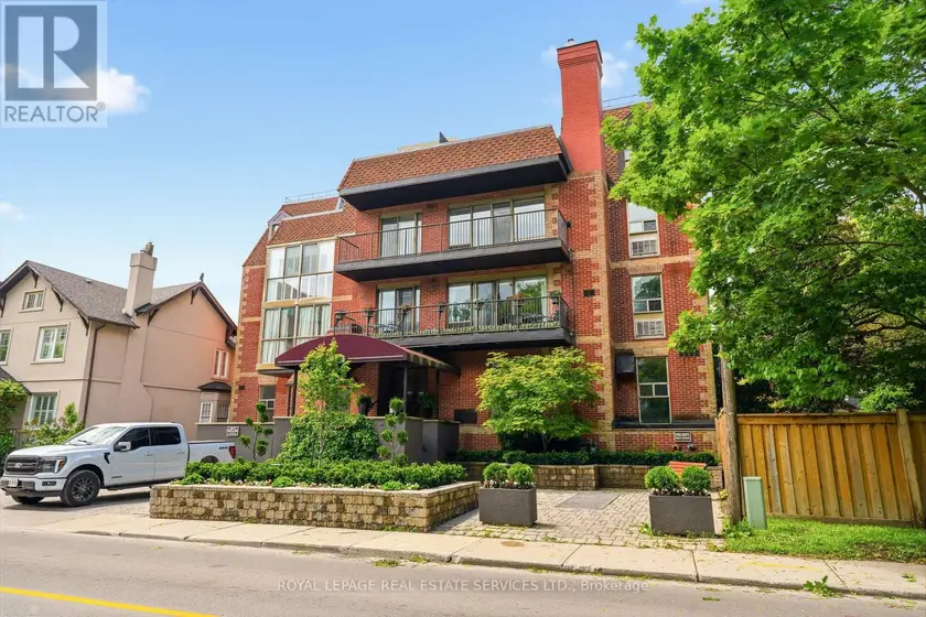 Apartment at 301 - 162 REYNOLDS STREET, Oakville