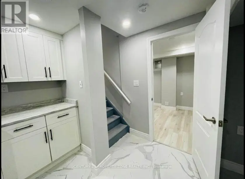 Detached at 36 WINTERFOLD #BSMT DRIVE, Brampton