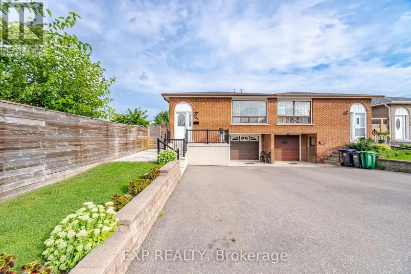 Semi-Detached/Link at 106 HANSON ROAD, Mississauga
