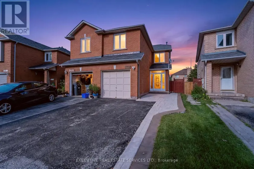 Semi-Detached/Link at 5489 COSMIC CRESCENT, Mississauga