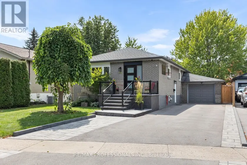 Detached at 20 HOLLISTER ROAD, Toronto