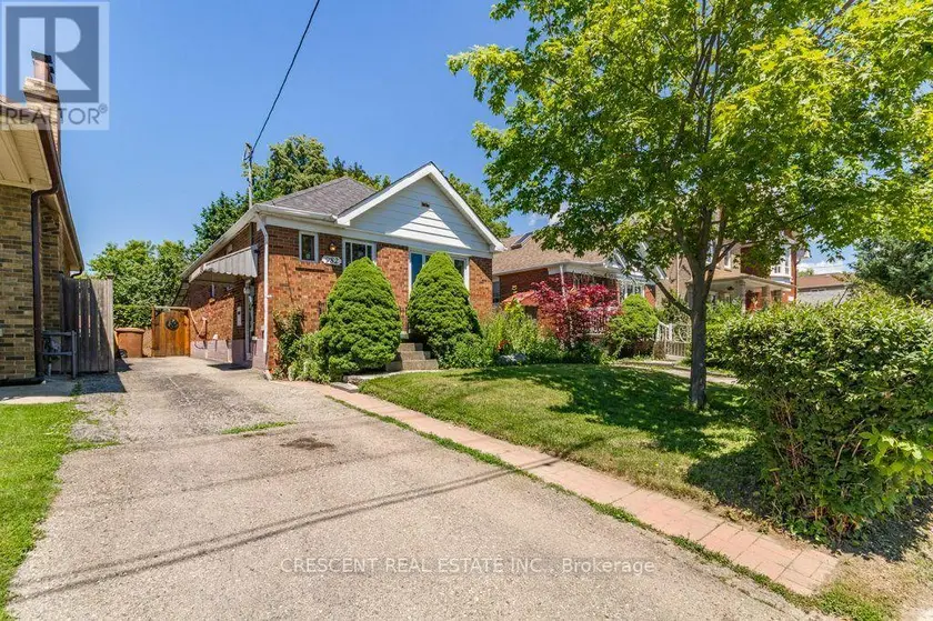 Detached at 982 BRIAR HILL AVENUE, Toronto