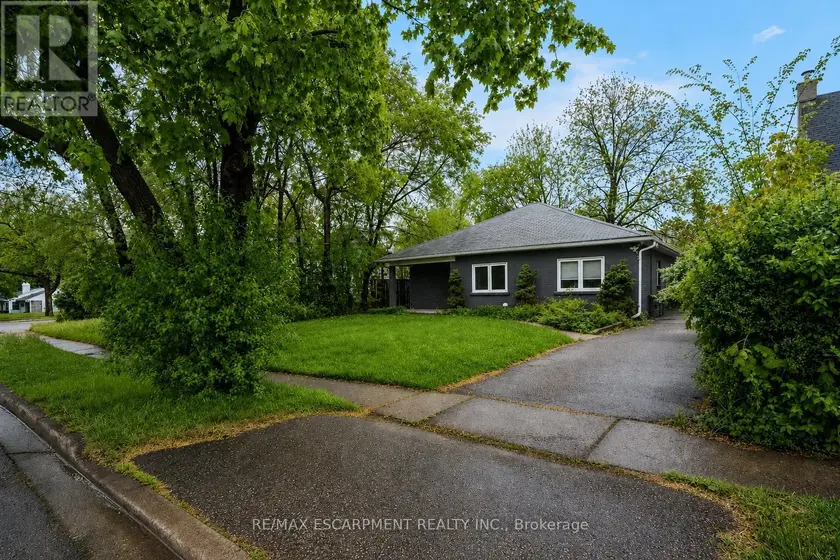Detached at 16 WOODWARD AVENUE, Brampton