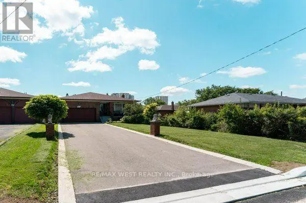 Detached at 25A ST ANDREWS BOULEVARD, Toronto