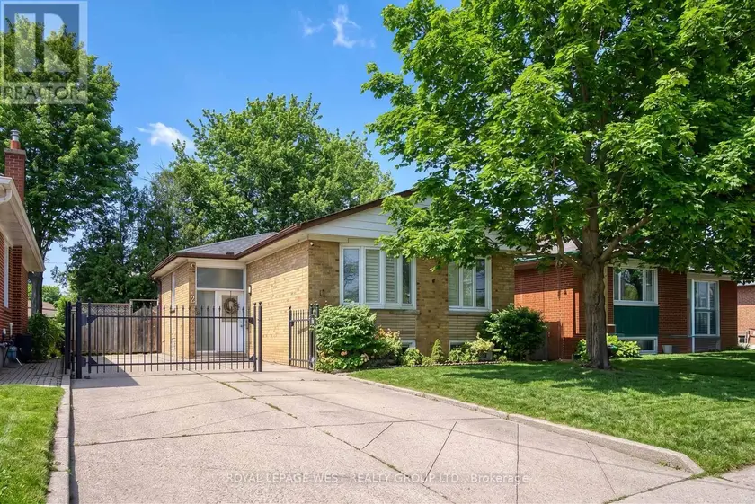 Detached at 12 LEAVENWORTH CRESCENT, Toronto
