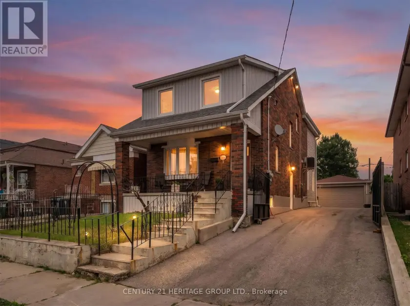 Detached at 33 SANDERSTEAD AVENUE, Toronto