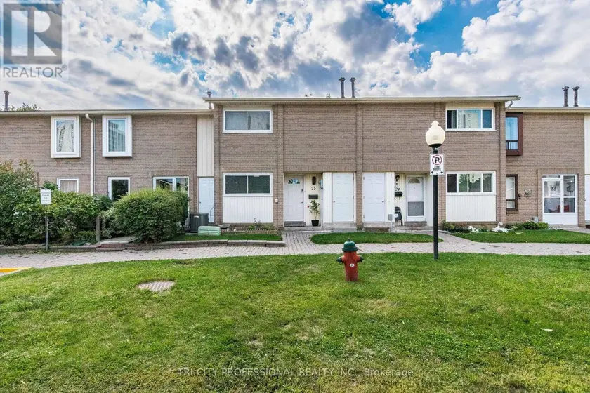 Townhouse at 25 CRAIGLEIGH CRESCENT, Brampton