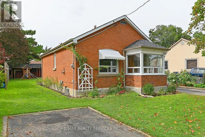 Detached at 54 WOODWARD AVENUE, Brampton