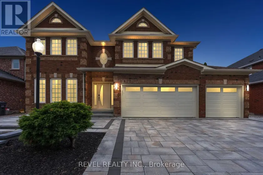 Detached at 6872 ROUND LEAF COURT, Mississauga