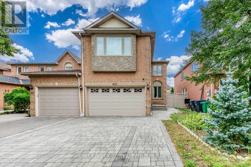 Semi-Detached/Link at 925 CARDINGTON STREET, Mississauga
