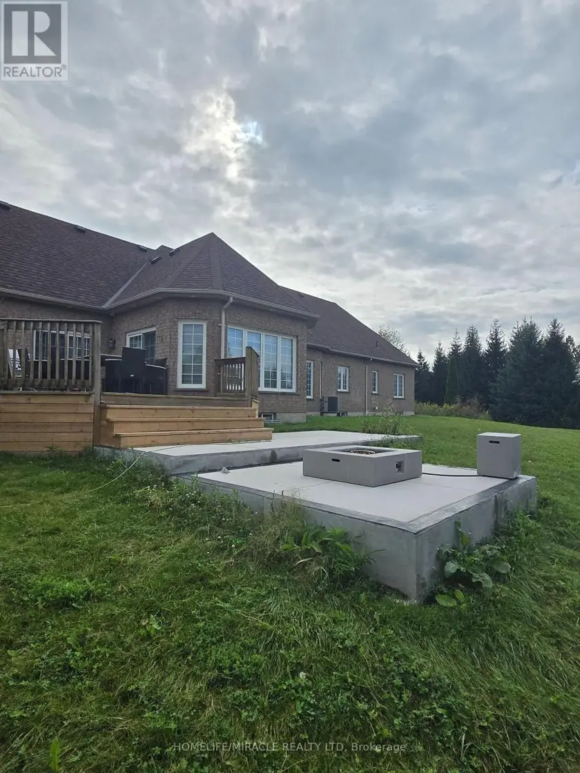 Detached at 11045 INGLIS DRIVE, Milton