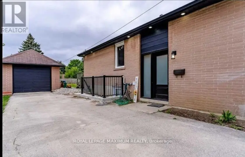 Detached at UPPER LEVEL - 8 LAWRENCE CRESCENT, Brampton
