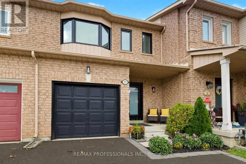 Townhouse at 21 WATERBURY STREET, Caledon