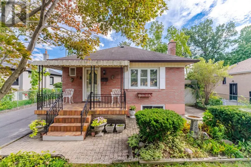 Detached at 8 WOOLTON CRESCENT, Toronto