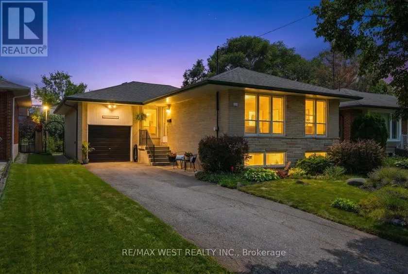 Detached at 19 DECARIE CIRCLE, Toronto