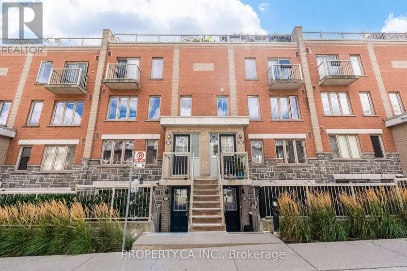 Townhouse at 237 - 25 TURNTABLE CRESCENT, Toronto