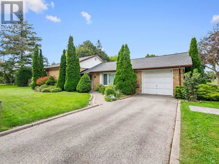 Detached at 2 LEAVENWORTH CRESCENT, Toronto