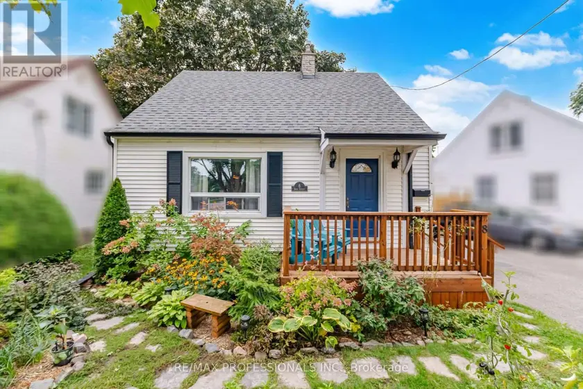 Detached at 8 SMITH CRESCENT, Toronto