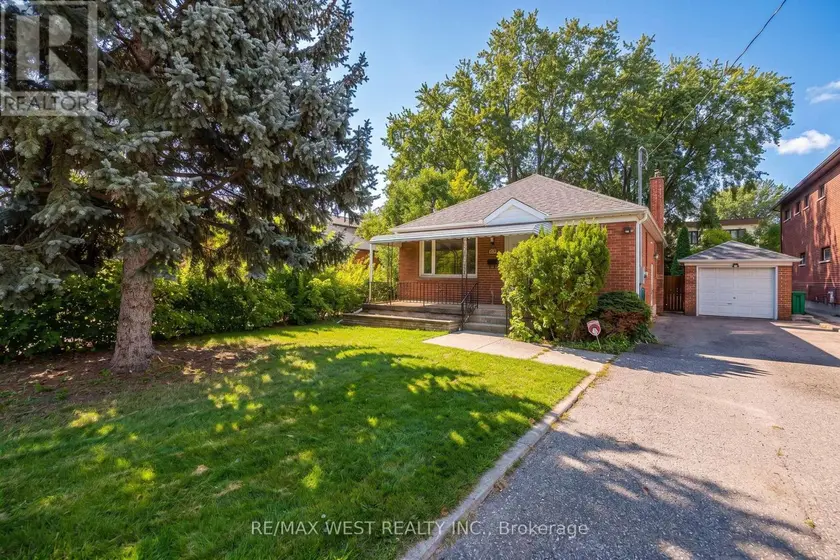 Detached at 32 PINE AVENUE N, Mississauga