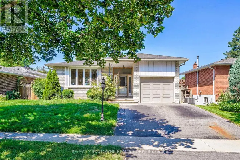 Detached at LOWER - 4395 LONGMOOR DRIVE, Burlington
