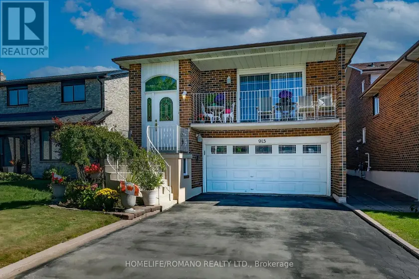 Detached at 915 LOVINGSTON CRESCENT, Mississauga