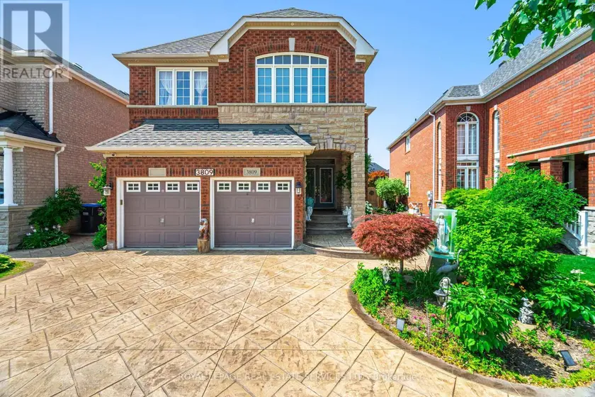 Detached at 3809 CANDLELIGHT DRIVE, Mississauga