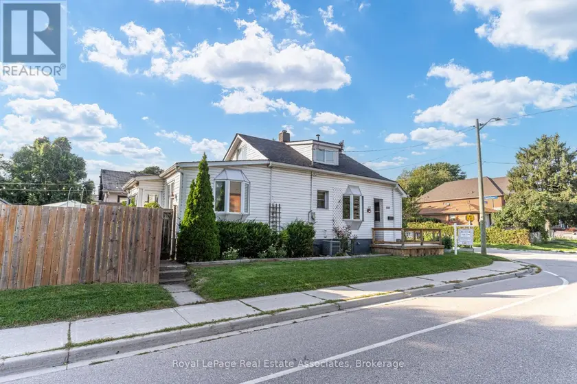 Detached at 889 THIRD STREET, Mississauga