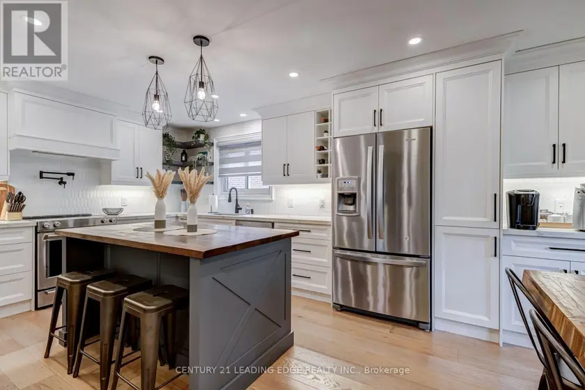 Detached at 5 MOUNTBATTEN ROAD, Toronto