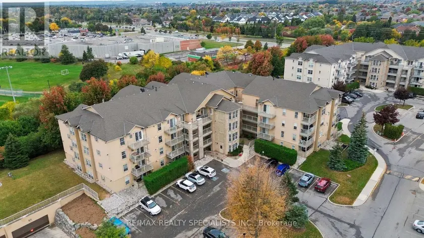 Apartment at 402 - 1470 BISHOPS GATE, Oakville