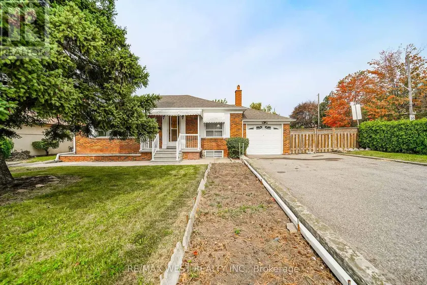 Detached at 428 MAPLE LEAF DRIVE, Toronto