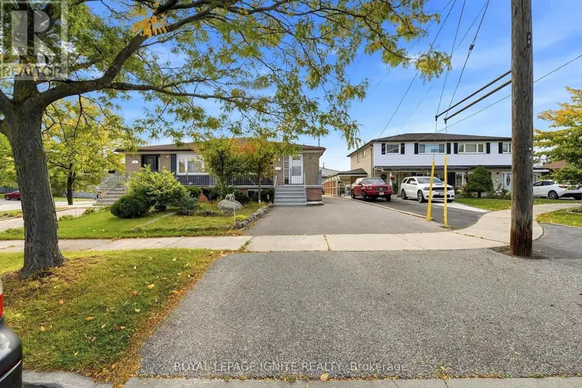 Semi-Detached/Link at 4 BUTTERCUP COURT, Toronto