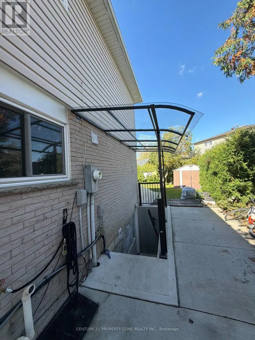 Semi-Detached/Link at 68 MERTON ROAD, Brampton