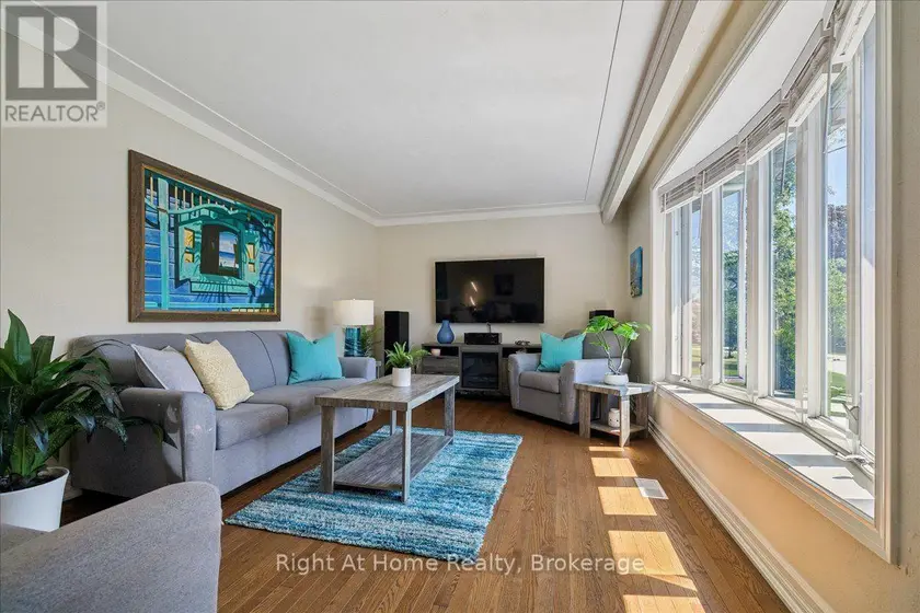 Detached at 275 KENT CRESCENT, Burlington