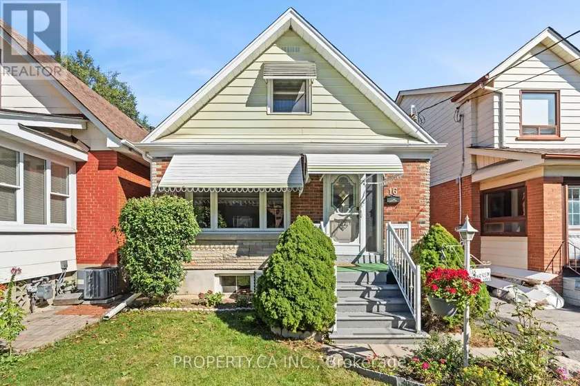 Detached at 16 WARREN CRESCENT, Toronto