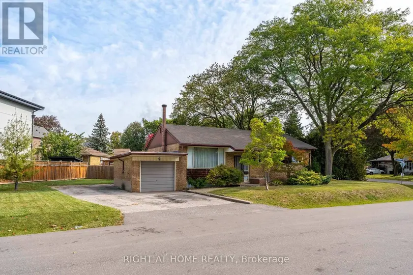 Detached at 9 APPLEDALE ROAD, Toronto