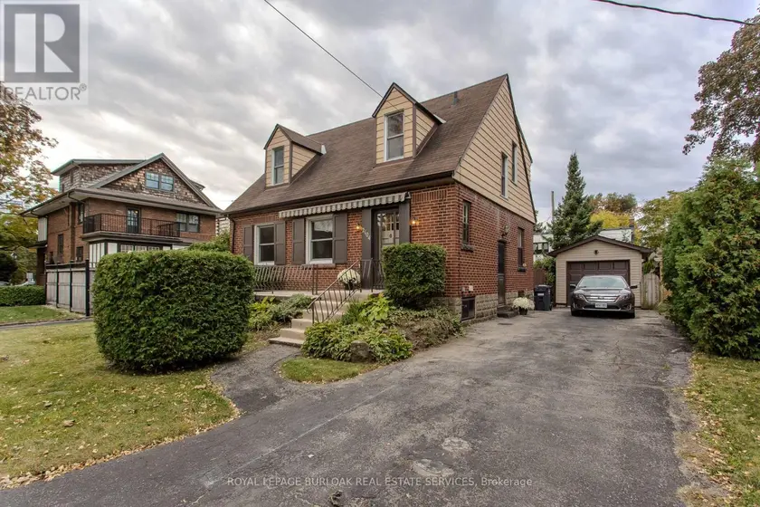 Detached at 2104 EMERALD CRESCENT, Burlington