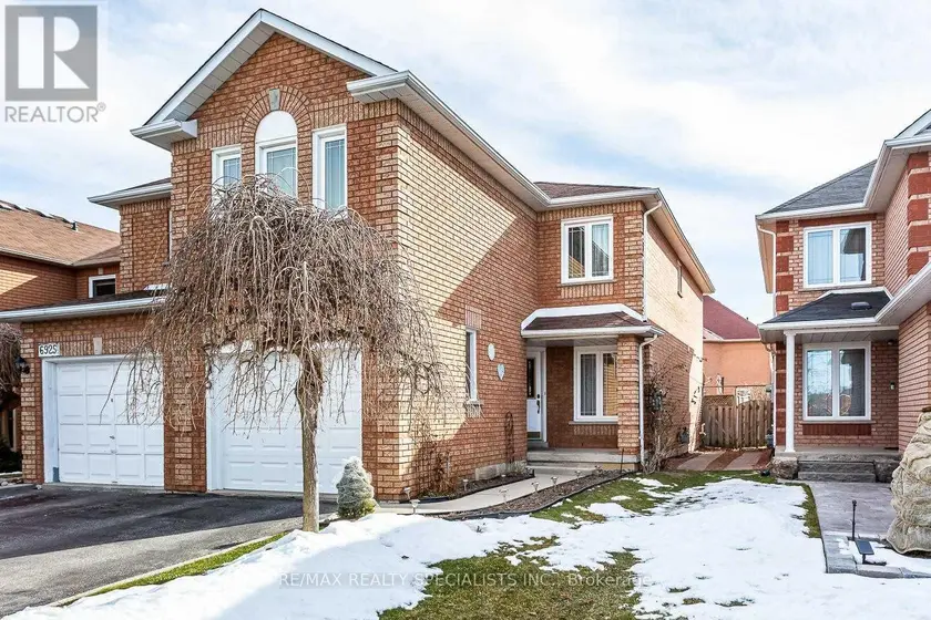 Semi-Detached/Link at MAIN & 2ND - 6923 DILLINGWOOD DRIVE, Mississauga