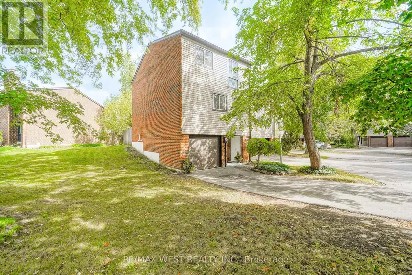 Townhouse at 36 - 250 SATOK CRESCENT, Milton