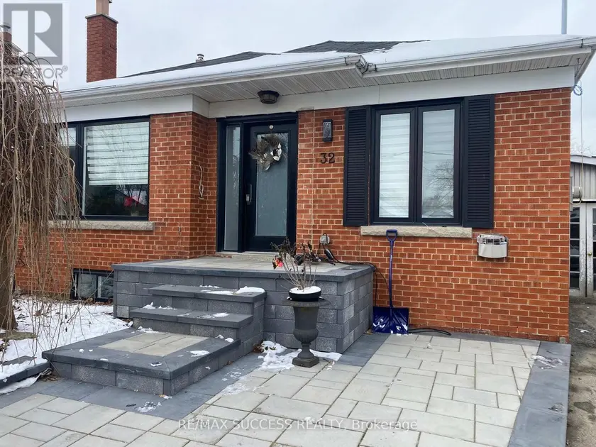Detached at BSMT - 32 BILLINGHAM ROAD, Toronto