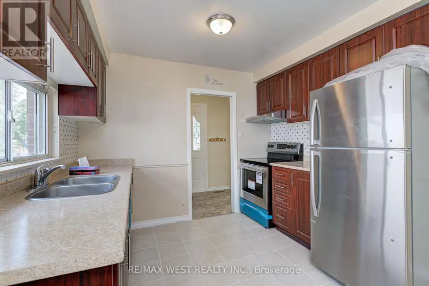 Detached at UPPER LVL - 18 GLENFOREST ROAD, Brampton