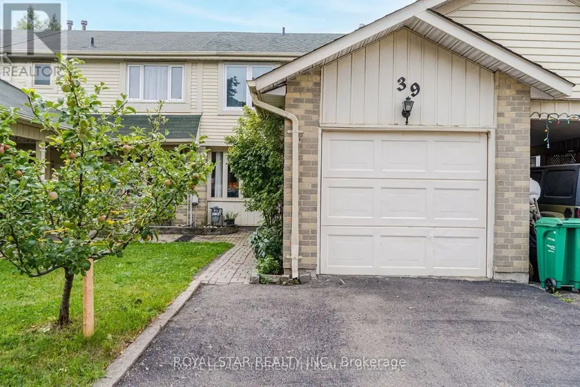 Townhouse at 39 COURTLEIGH SQUARE, Brampton