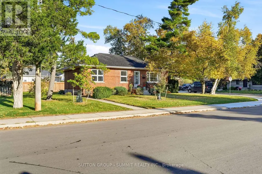 Detached at 2117 MAPLEWOOD DRIVE, Burlington