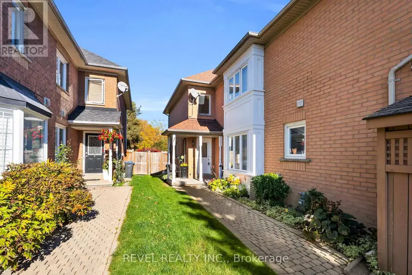 Townhouse at 100 PRESSED BRICK DRIVE, Brampton