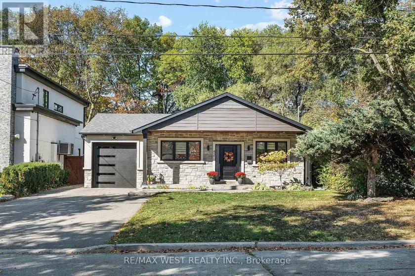 Detached at 42 WOOLTON CRESCENT, Toronto