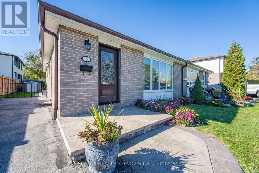 Semi-Detached/Link at 5 DRAKE BOULEVARD, Brampton