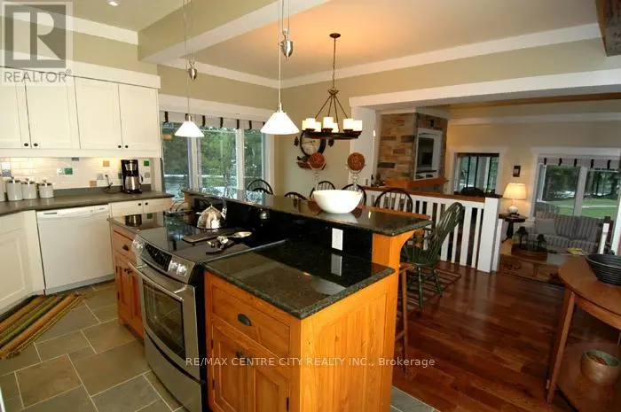Apartment at VILLA16 - 1020 BIRCH GLEN ROAD, Lake of Bays