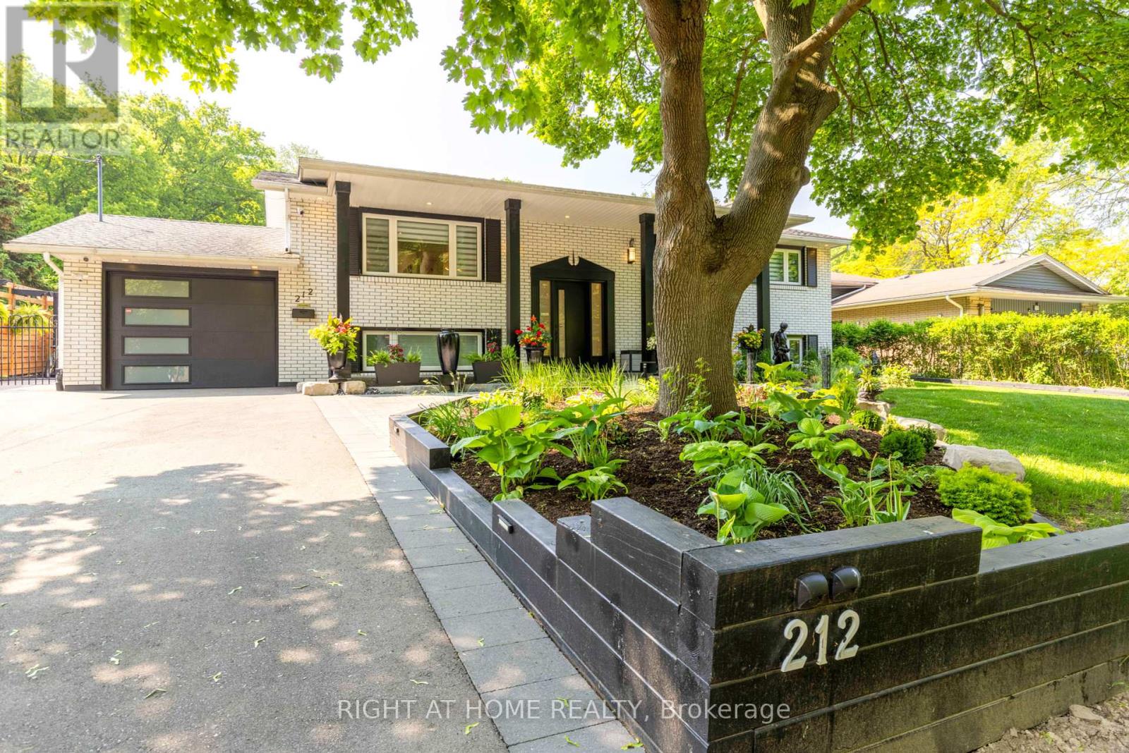Detached at 212 LOCKHART DRIVE, St. Catharines (Glendale/Glenridge)